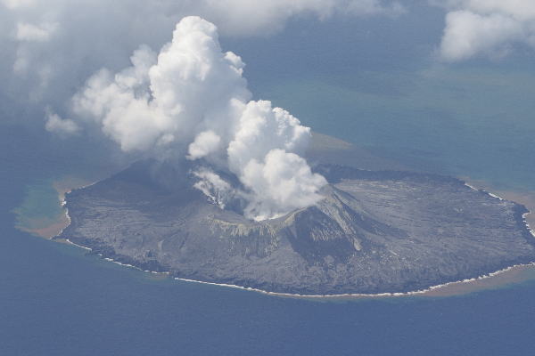 2023年4月14日 西之島 新島 南東方から撮影　（右側写真）