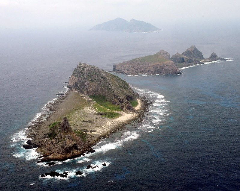 尖閣諸島の（手前から）南小島、北小島、魚釣島　2010年11月撮影