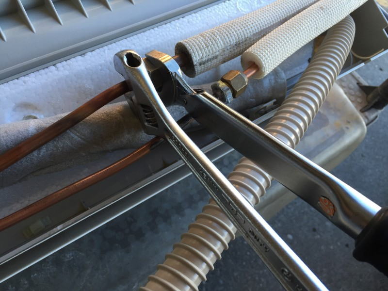 銅管の接続部分は、エアコンの取り付け専用のトルクレンチを使用して、接続したほうが無難です。
