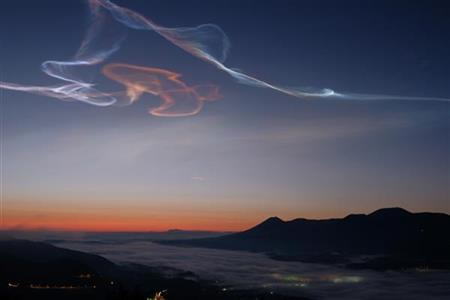 上空にたなびくイプシロンロケット3号機から噴出された煙と夜光雲 ＝早朝の霧島連山雲海とコントラストを描いた＝ 2018年1月18日午前6時34分 宮崎県えびの市