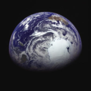12月4日13時09分（日本時間）撮影　地球中心からの距離約34万km　画像右上にオーストラリア大陸、右下に南極大陸が見えています