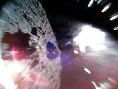 はやぶさ２が投下した小型探査ロボットが撮影した小惑星リュウグウ。白い光は太陽によるもの＝宇宙航空研究開発機構提供