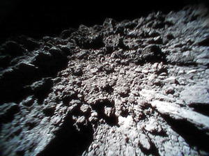 小惑星リュウグウの地表。探査ロボットが２３日午前１０時１０分ごろに撮影した（ＪＡＸＡ提供）
