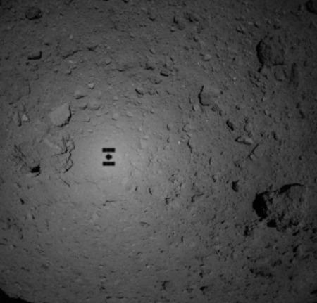 着陸に向けたリハーサルで撮影された小惑星リュウグウの画像 最接近する直前の探査機はやぶさ２の影が鮮明に映っている 2018年10月15日 （ＪＡＸＡ提供）