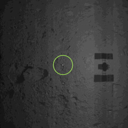 リュウグウ着地後のターゲットマーカの画像（緑色の丸印の中の白い点がターゲットマーカ）。「はやぶさ2」の広角の光学航法カメラ（ONC-W1）で撮影。撮影時日時：10月25日11時47分（日本時間）撮影高度：リュウグウ表面から約20m 画像クレジット：JAXA