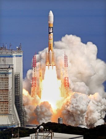 測位衛星「みちびき」3号機を搭載し、打ち上げられたH2Aロケット35号機＝鹿児島県南種子町で 2017年8月19日午後2時29分