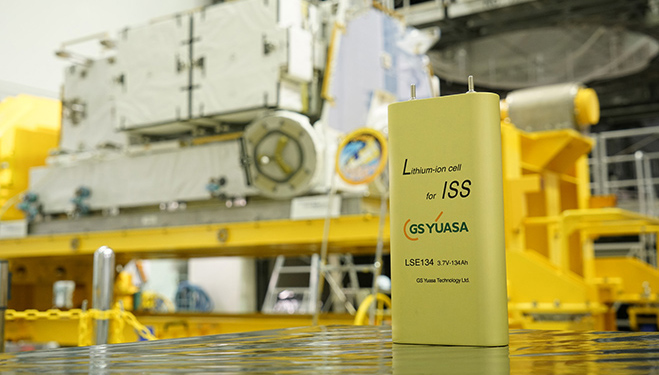 現在、ISS全体を賄うバッテリーは、米国製ニッケル水素バッテリーが使用されていますが、寿命が近づいており、日本製（GSユアサ製）のリチウムイオン電池を使用した新型バッテリーに交換することになり、今回の宇宙ステーション補給機　「こうのとり」（HTV） 6号機に搭載され、飲料水等とともに運ばれることになりました