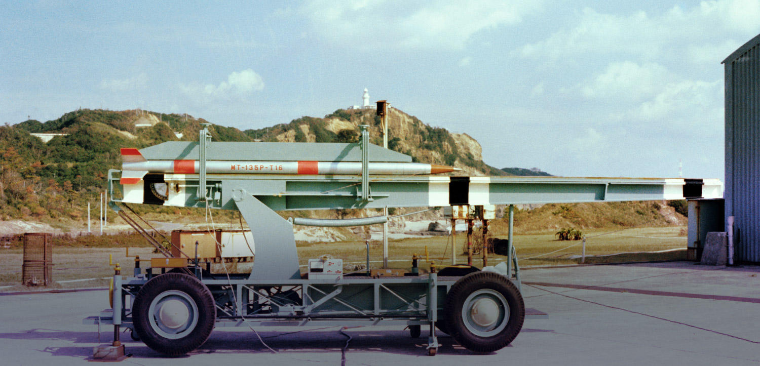 MT-135は気象観測用小型ロケットで、気象庁と東京大学の協力態勢の下に1963年に開発に着手し、1号機の飛翔は1964年7月であった。当初は観測不成功例が多かったが徐々に改良を加えることに成功した。