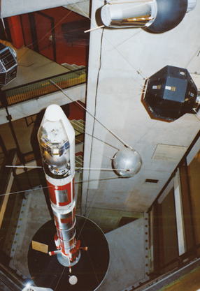 ロケットや科学衛星、観測機器の模型の展示