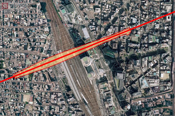 赤線が中央新幹線のルートで、オレンジ色は中央新幹線名古屋駅が設けられるおおよその場所。左が大阪、右が東京方面（国土地理院の空中写真を加工）。
