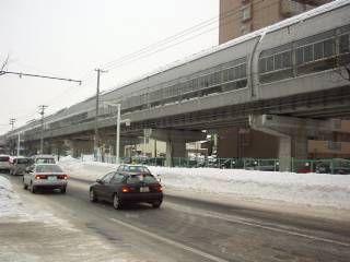 札幌市営地下鉄　地上部分の高架シェルター（2004年1月）