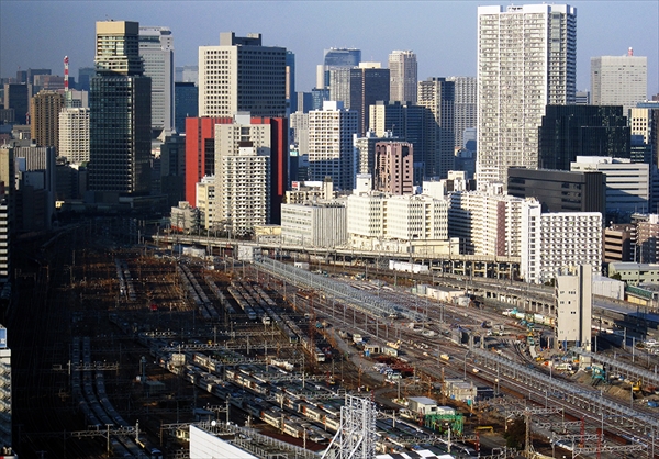 品川駅から田町駅側を望む　写真中央の高架橋が東海道貨物線（大汐線）と新幹線大井車両基地回送線