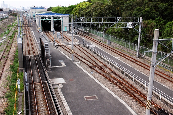 東京貨物ターミナルの東側にあるりんかい線八潮車両基地と回送線