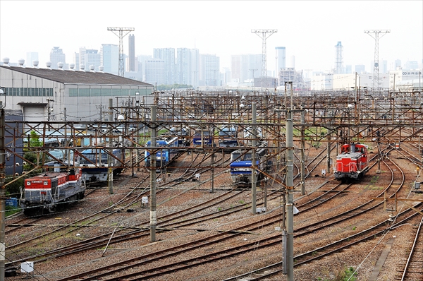 東京貨物ターミナルに集結する電気機関車やディーゼル機関車　この写真の右側に、臨海部ルートの一部となるりんかい線の回送線があります