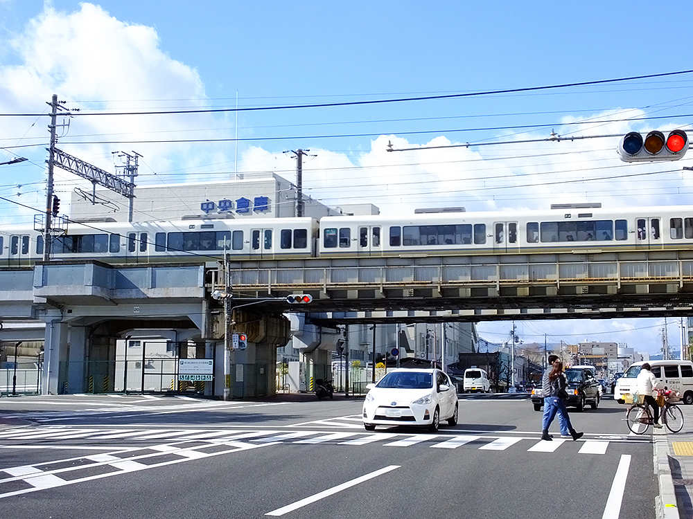 七条通から山陰線の高架橋「七条通架道橋」を見る。この道路と鉄道の交差ポイントに新駅ができる予定。左手に京都鉄道博物館、右手に京都市中央卸売市場第一市場や丹波口駅がある
