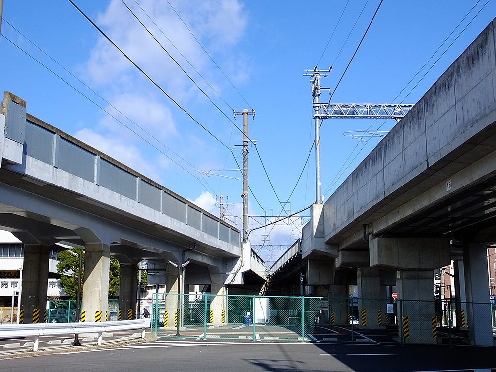 梅小路公園・京都鉄道博物館前バス停付近から、単線の東海道線支線「梅小路高架橋」（左）と、複線の山陰線「七条高架橋」（右）の軌道を見る。左の東海道線支線には列車の往来はない
