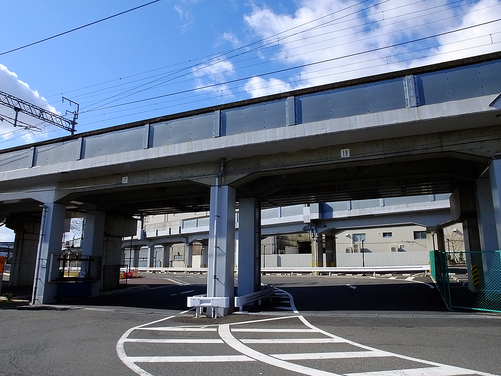 梅小路公園・京都鉄道博物館前バス停付近から、複線の山陰線「七条高架橋」（手前）と単線の東海道線支線「梅小路高架橋」（奥）の軌道を見る