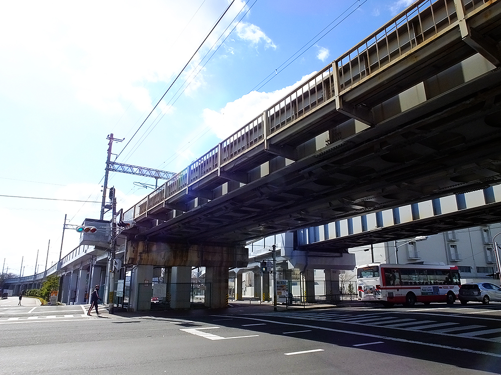 七条通北側歩道から山陰線「七条通架道橋」、京都鉄道博物館方面を見る。新駅はこの付近に設置される予定。新駅改札口は、鉄博側を向いて設置される予定