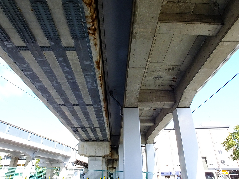 梅小路公園・京都鉄道博物館前バス停付近から、山陰線の高架橋を見上げる。高架化、複線化を経て、左右で違った造形の軌道が見える