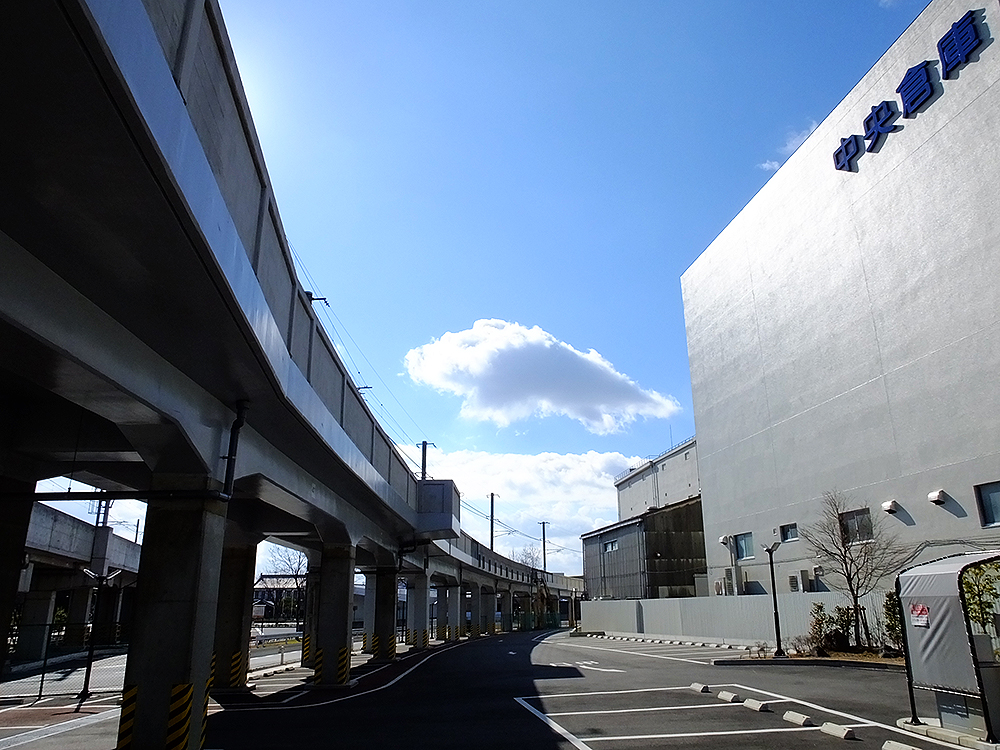 梅小路公園・京都鉄道博物館前バス停付近から、単線の東海道線支線「梅小路高架橋」の京都貨物駅方面を見る。JR西はこの支線の一部を廃止した