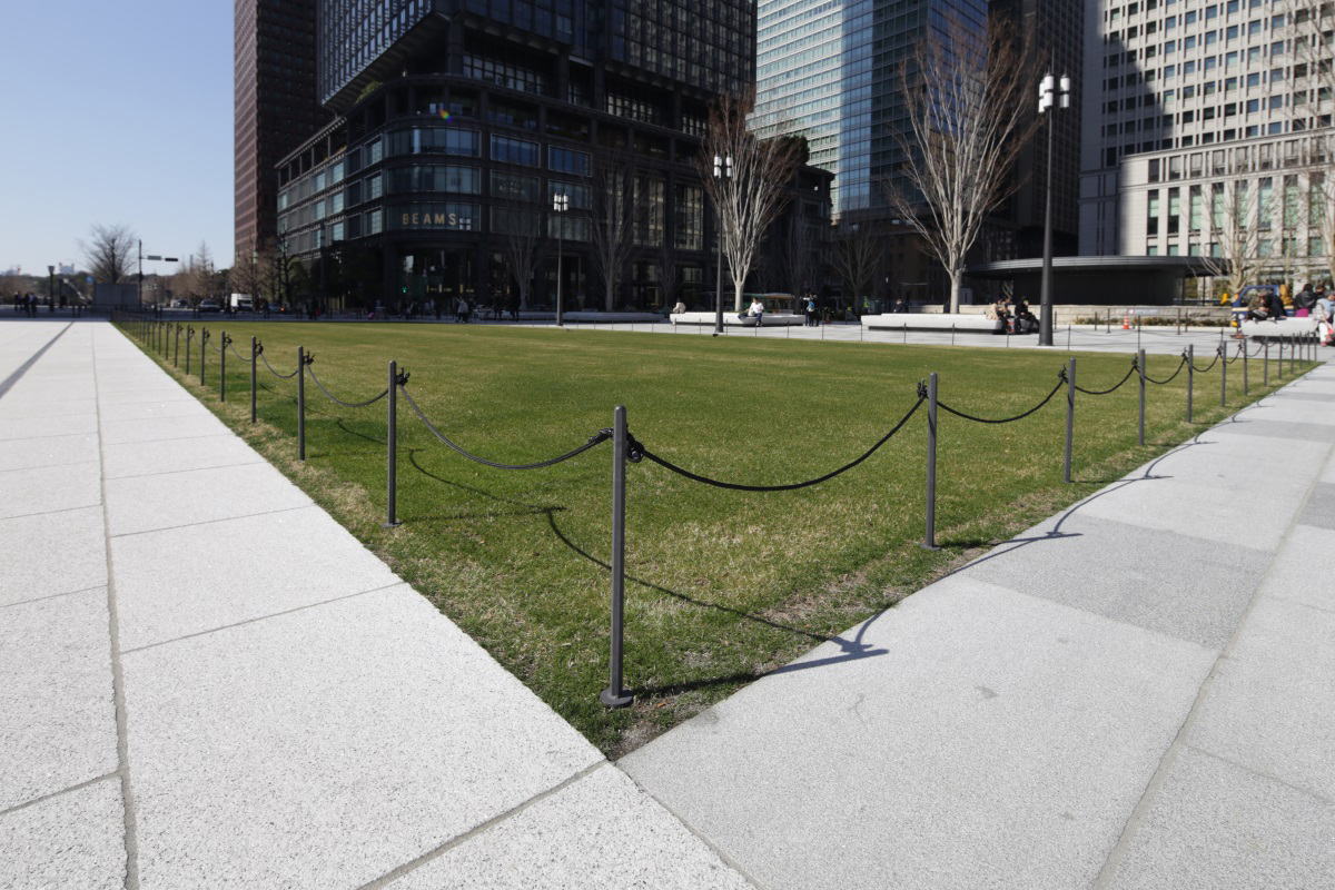 駅前広場の芝生を囲う柵も鋳鉄製。手で簡単に引き抜ける。イベントなどを想定して着脱しやすいデザインとした