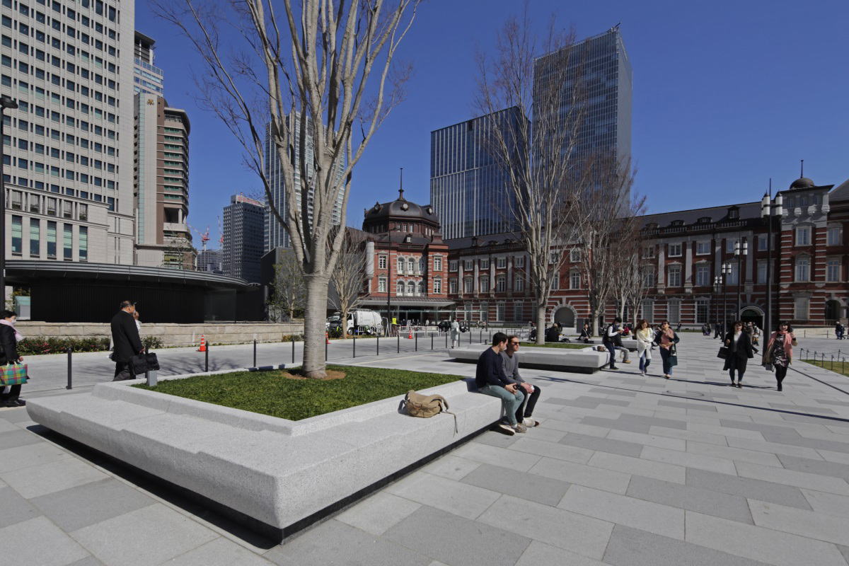生まれ変わった東京駅丸の内駅前広場。植栽升を兼ねた石のベンチは、背の高い外国人や小さな子どもが座ることなどを想定して高さを変えた。ベンチは計14基配置した