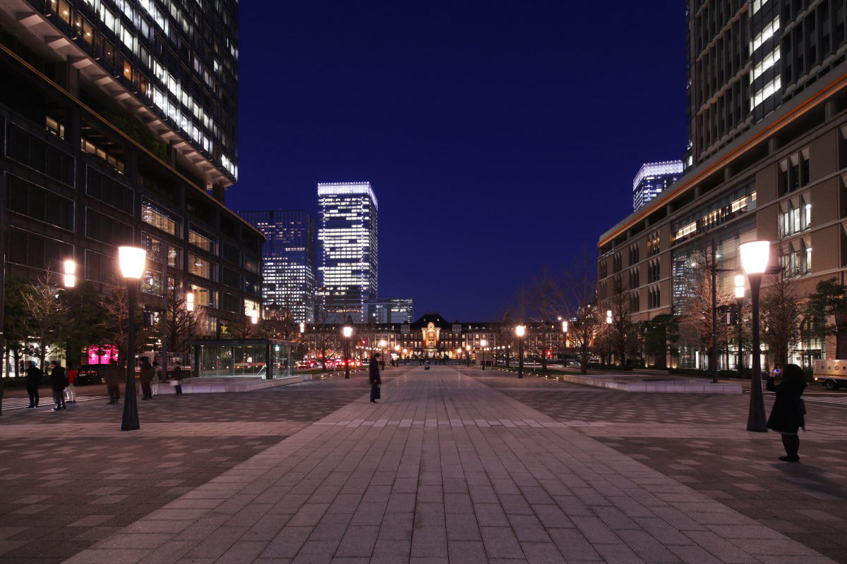 2010年に先行して改修整備した行幸通りの丸の内区間から東京駅の赤レンガ駅舎を望む。3階建ての赤レンガ駅舎は12年に復元
