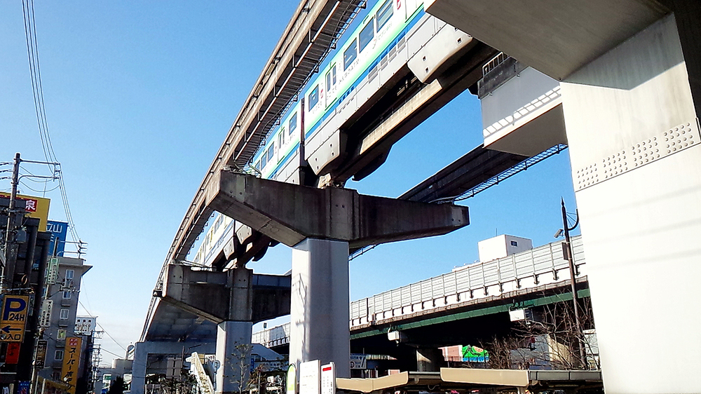 大阪モノレール最南端の門真市駅を背にして、モノレール延伸方向を見る。となりの高架道は近畿自動車道