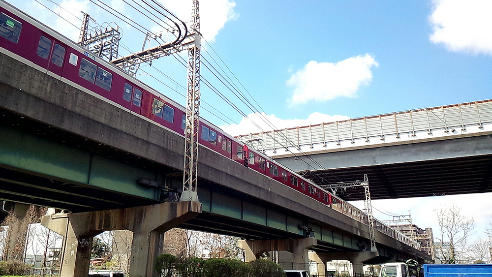 東大阪市西岩田に立ち、近鉄奈良線と大阪中央環状線の交差部分を見る。この交差付近に大阪モノレールの新駅、瓜生堂（仮）駅が設置される予定