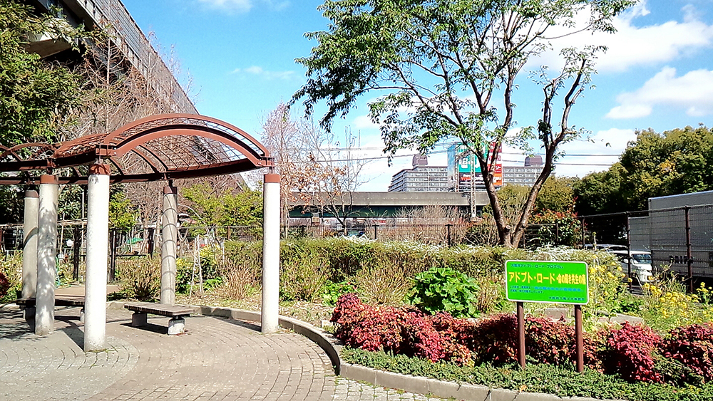 近鉄奈良線と中環の交差ポイント付近には、近畿道と中環の間の土地を活用した「大阪府アドプト・ロード・プログラム」が実施されている。このスペースも“モノレールの新たな終端駅”として活用されるかもしれない