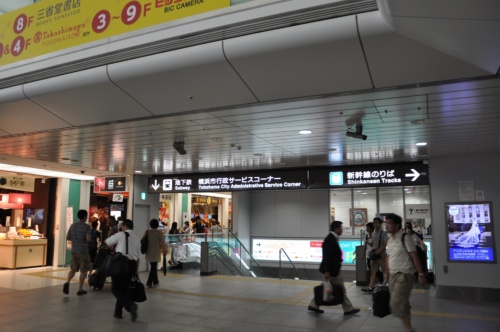 JR新横浜駅ビルから市営地下鉄の駅へつながる階段。相鉄・東急直通線とJRの駅は、市営地下鉄の通路を経由して地下で行き来できるようになる予定だ