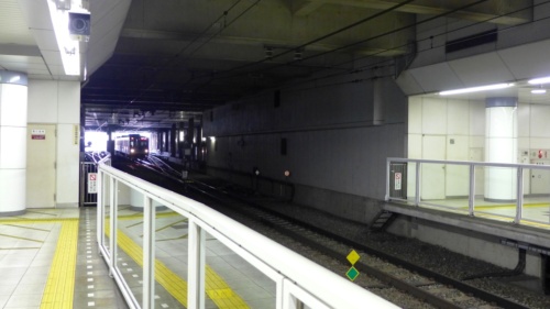 日吉駅ホームの渋谷方。ホーム端にある電気室を付近の高架下に移設し、ホームを渋谷方に延伸する