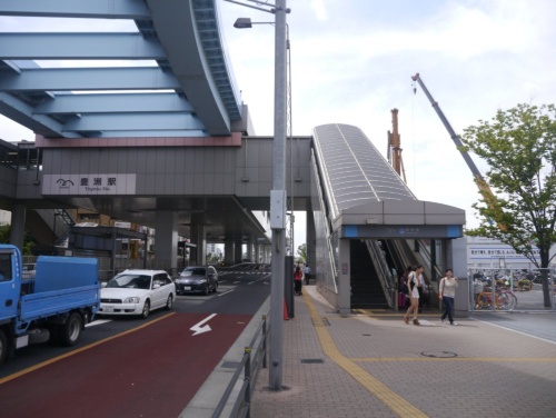 有楽町線豊洲駅を出ると新交通システム「ゆりかもめ」に接続できる