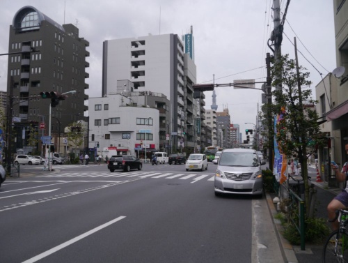 東京スカイツリーが望める都道465号線の住吉2丁目交差点。住吉駅の出入り口は同交差点に面している