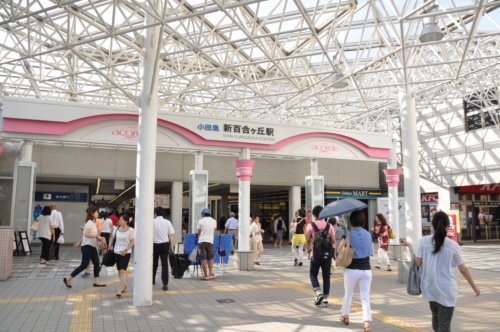 小田急線新百合ケ丘駅。ブルーラインが開業すればあざみ野駅までは11分で結ばれる