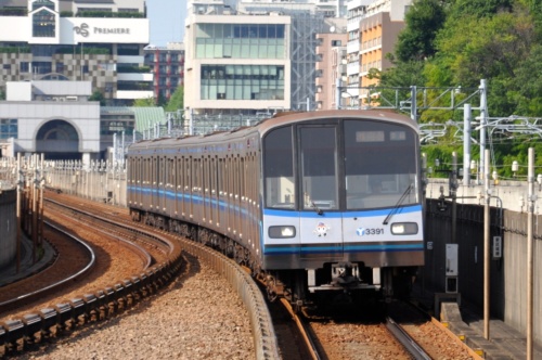 横浜市営地下鉄ブルーラインの電車（3000R形）。現在の路線延長は40.4kmだが、もし延伸区間が開業すれば都営大江戸線を抜いて日本一長い地下鉄路線となる