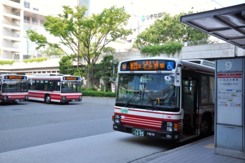 新百合ケ丘駅とあざみ野駅を結ぶバス「新23」系統は1日に70本が運行されている
