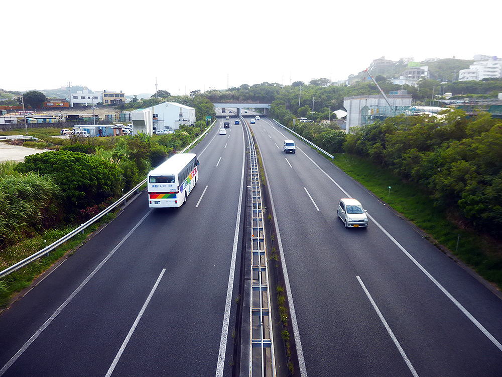 沖縄自動車道の上を行く浦添西原線バイパス。てだこ浦西駅は写真の右側に建つ