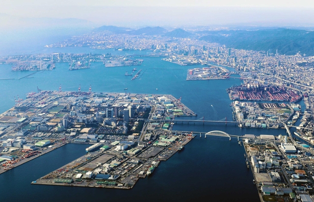 阪神高速湾岸線西伸部の建設予定地域。六甲アイランド北端（中央手前）からポートアイランド（左奥）を経て、さらに奥の和田岬へと高架橋をつなぐ（2016年11月 神戸市内） 