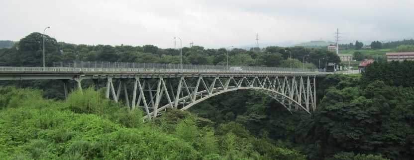 旧阿蘇大橋は橋長約200m、幅8mの上路式トラスト逆ランガー桁形式だった（写真：国土交通省）