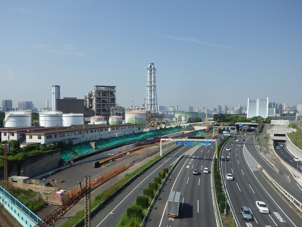中央奥にある煙突の右斜め下に、国道357号 東京港トンネルの東行きトンネルのシールド機が発進する大井側たて坑があります
