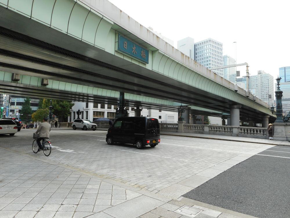 日本橋と上空を覆う首都高都心環状線。高架橋は東京五輪前年の1963年に建設された