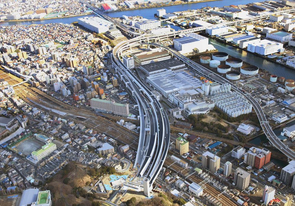 横浜環状 北線 「首都高速 神奈川7号 横浜北線」（K7）　岸谷生麦出入り口付近（写真の中央下方）。JRなど鉄道線との交差部が見える。左上から右下に伸びる道路が横羽線で、左上方向が東京側になる。横浜北線から生麦JCTを経て直進方向に伸びるのが大黒線