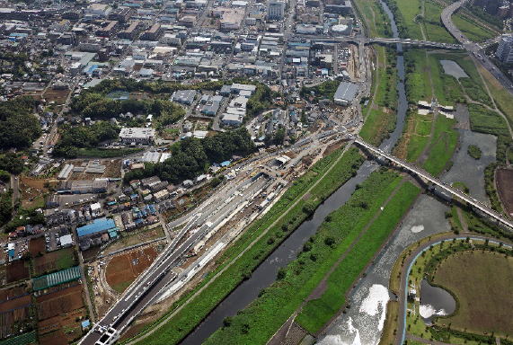 横浜環状 北線 「首都高速 神奈川7号 横浜北線」（K7）　新横浜出入口　左下が横浜港北JCTの方向で、写真外の少し先に大熊川トラス橋があります