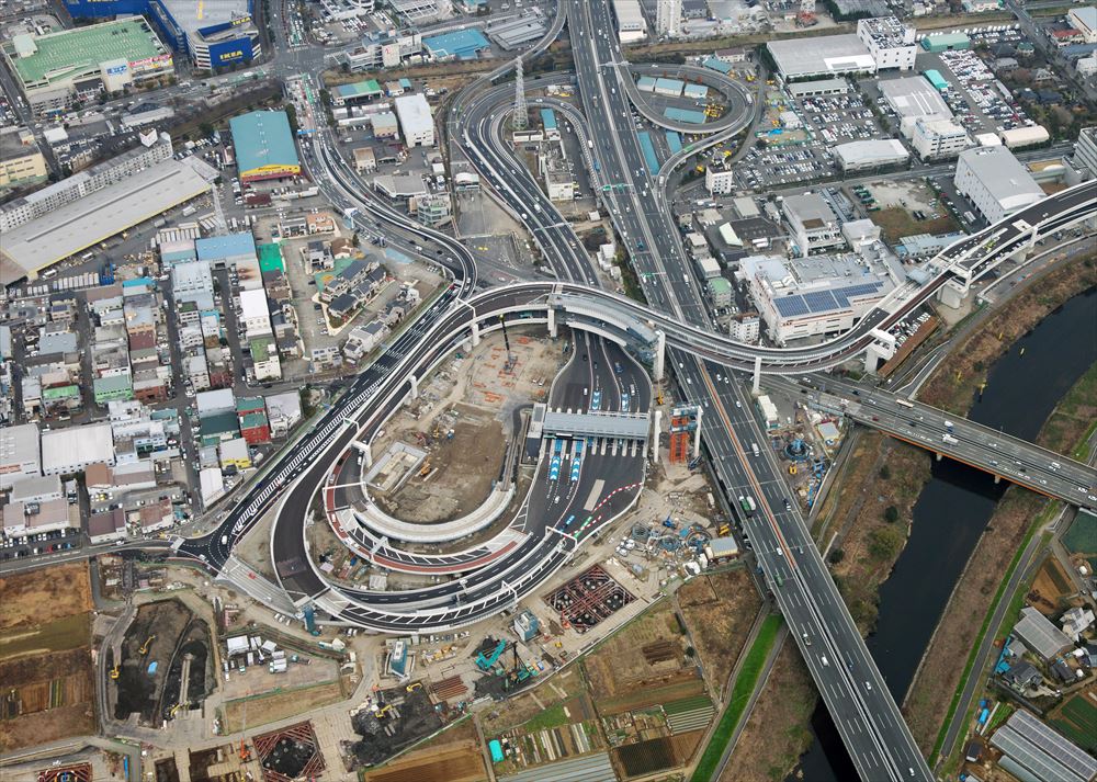 横浜環状 北線 「首都高速 神奈川7号 横浜北線」（K7）　横浜港北ジャンクション（JCT）。写真の右下から中央上に伸びる路線が第三京浜。同JCTから右手に伸びるのが横浜北線で、新横浜出入り口を経て横浜北トンネルに入り、生麦JCT方面に至る