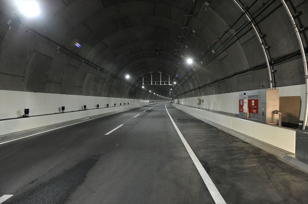 横浜環状 北線 横浜北線の本線トンネル。新横浜出入り口から生麦JCT方向に800m前後入った付近の様子。本線トンネルでは、防災・照明設備の設置など最終盤の段階を迎えている