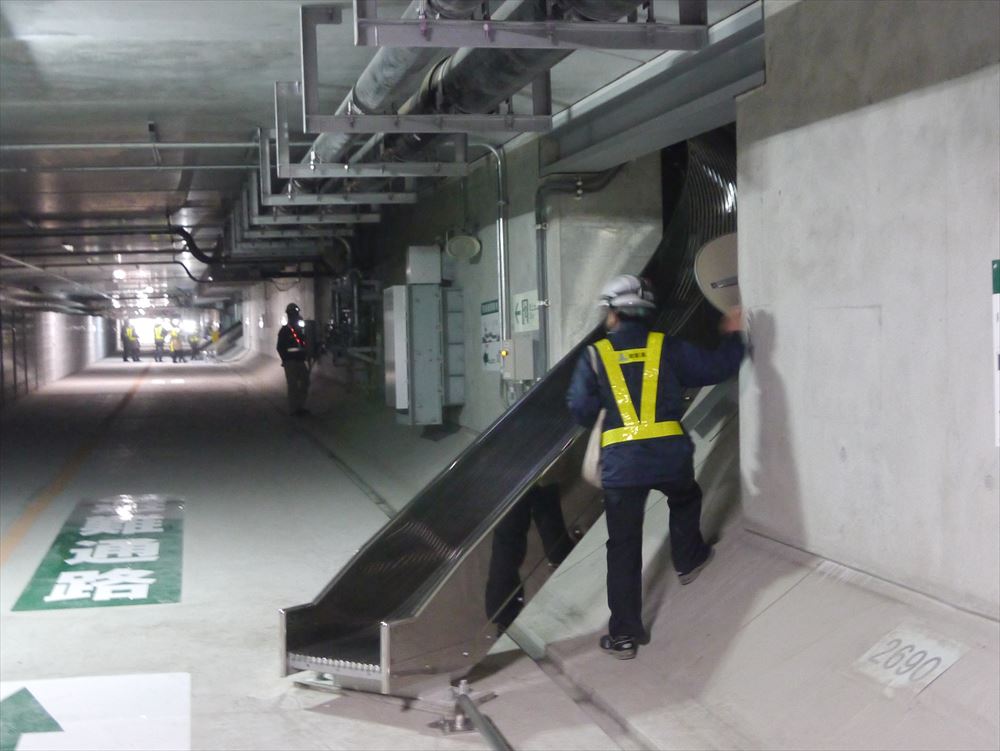 横浜北トンネル本線の地下に設けられた避難路