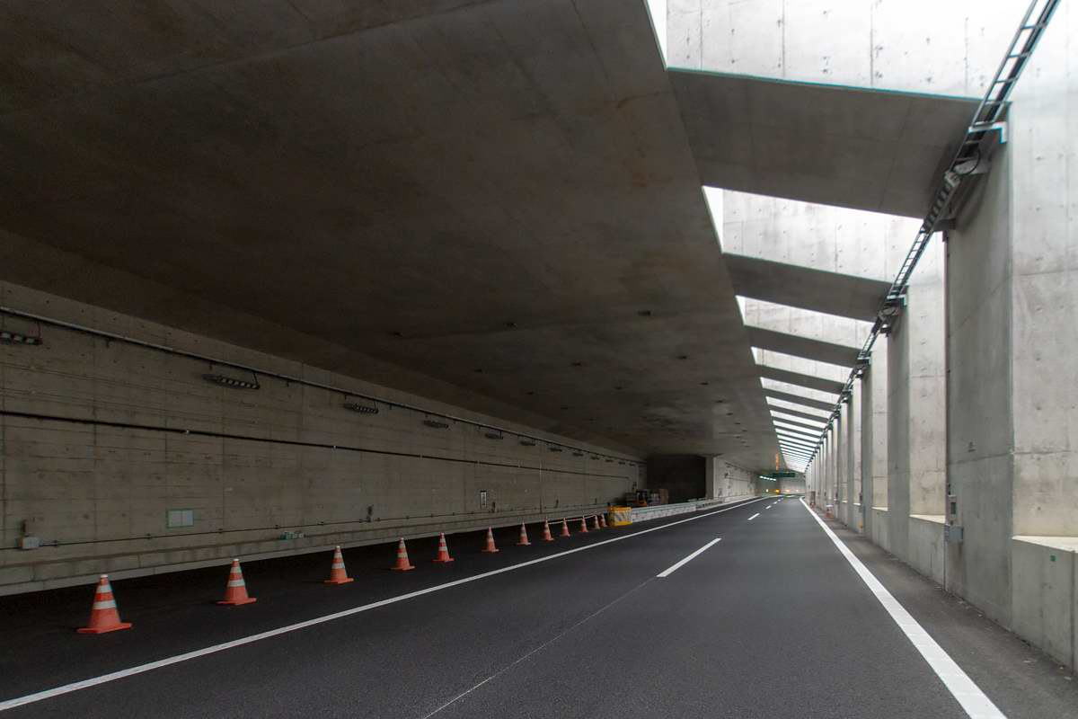 国道464号北千葉道路と接続する予定の北千葉JCTを通過した。北千葉道路は、外環道と成田空港を最短で結ぶ計画延長43kmの幹線道路だ。外環道とつながる時期は未定となっている