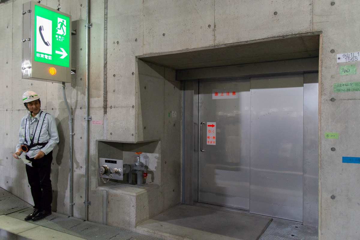 避難階段は掘割スリット区間で約1km間隔、トンネル区間は約400m間隔で設置。扉を開けて階段を上がれば、地上に避難できる
