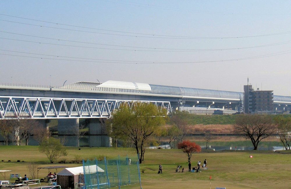 開通区間は、東京都葛飾区内も通過する。写真は都県境を流れる江戸川に架けた外環道の高架橋